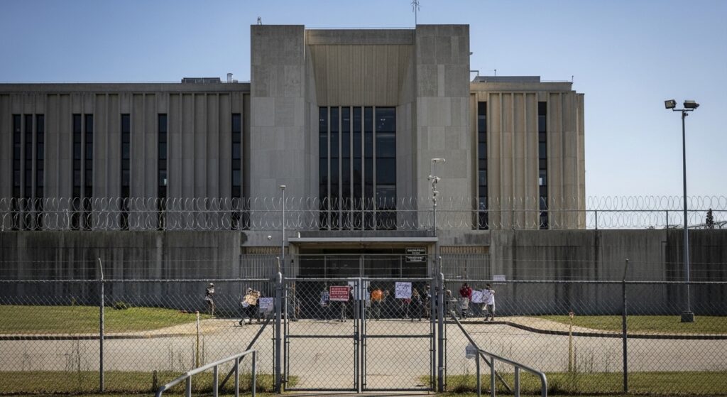 Congresistas Exigen Cierre Urgente de Centro de Detención Familiar en Texas